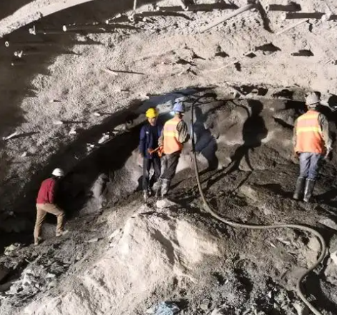 虞城隧道拱顶带模注浆料，微膨胀注浆料的特点及施工工艺